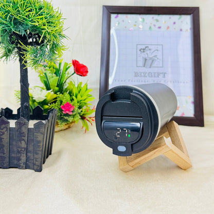 INSULATED MUG WITH SMART TEMPERATURE DISPLAY
