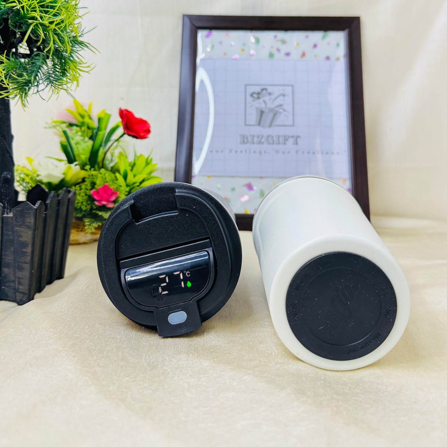 INSULATED MUG WITH SMART TEMPERATURE DISPLAY