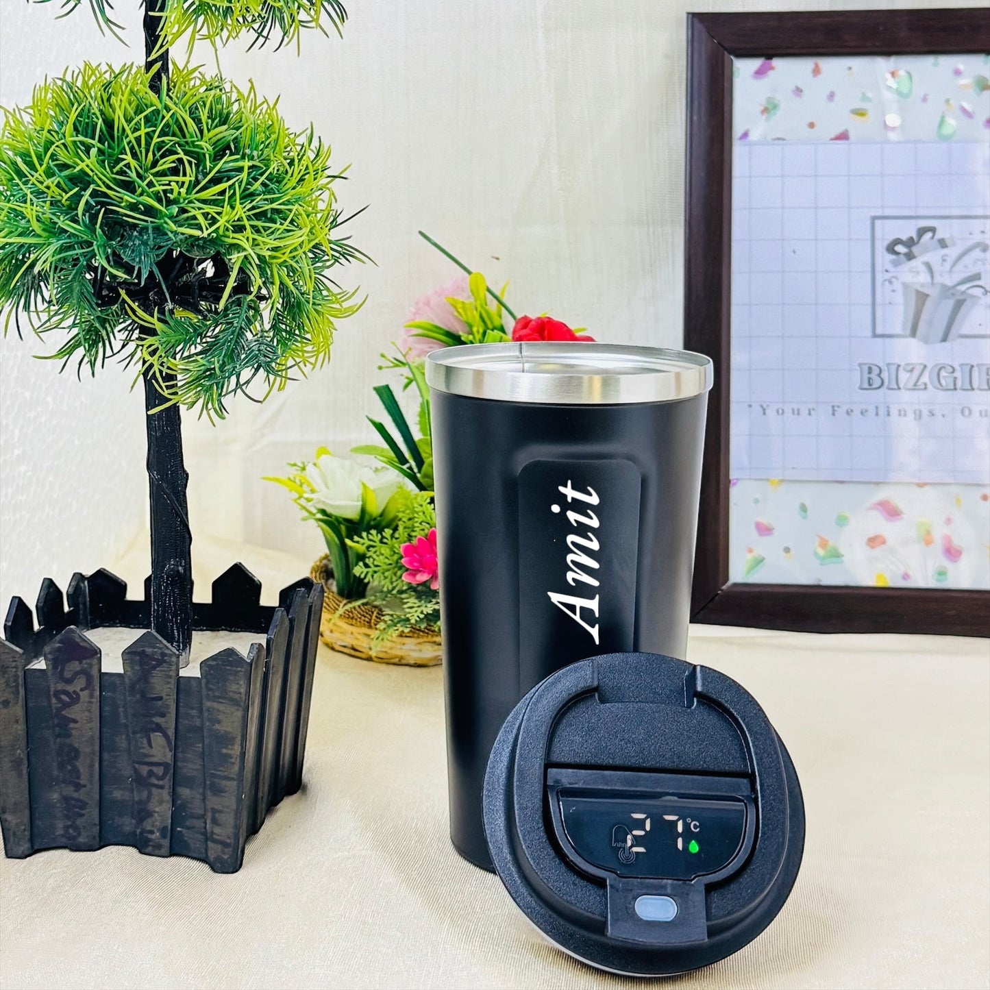 INSULATED MUG WITH SMART TEMPERATURE DISPLAY